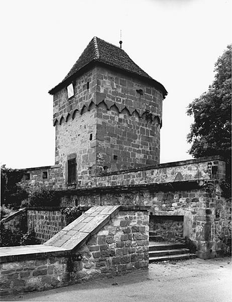 Vue intra-muros, depuis le nord-est, de la courtine ouest du Bruch avec tour Hausgenossen et vestiges du chemin de ronde.