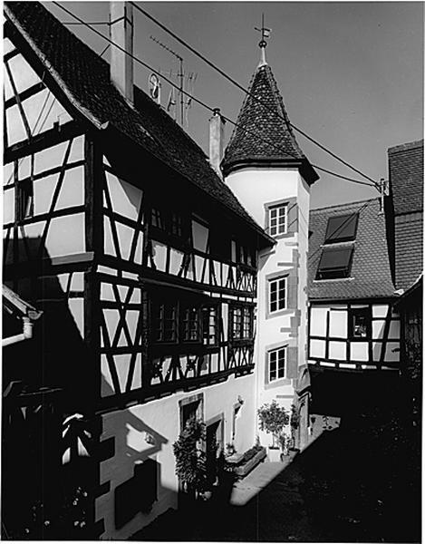 Maison 22. Vue d'ensemble depuis l'est de la cour.