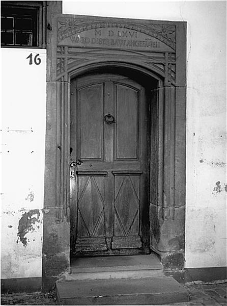 Vue de la porte d'entrée, datée 1566, dans l'élévation rue des Cordonniers.