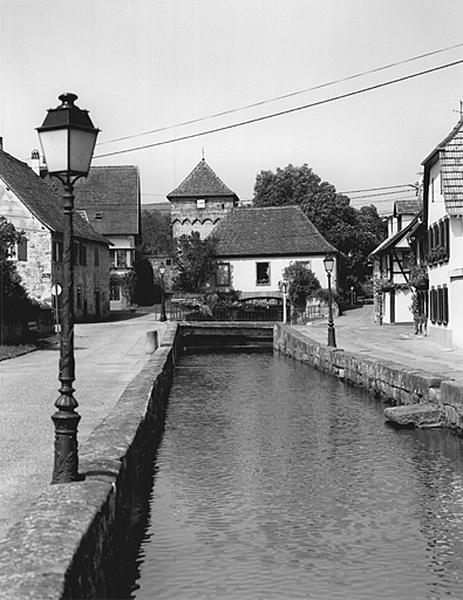 Vue du quai vers la maison des eaux.