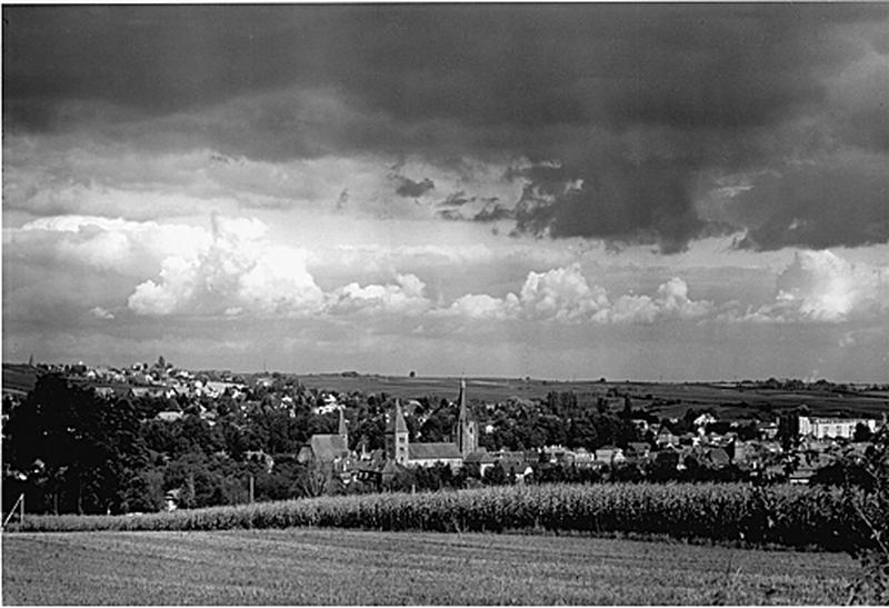 Vue d'ensemble éloignée de la ville depuis le sud-ouest.