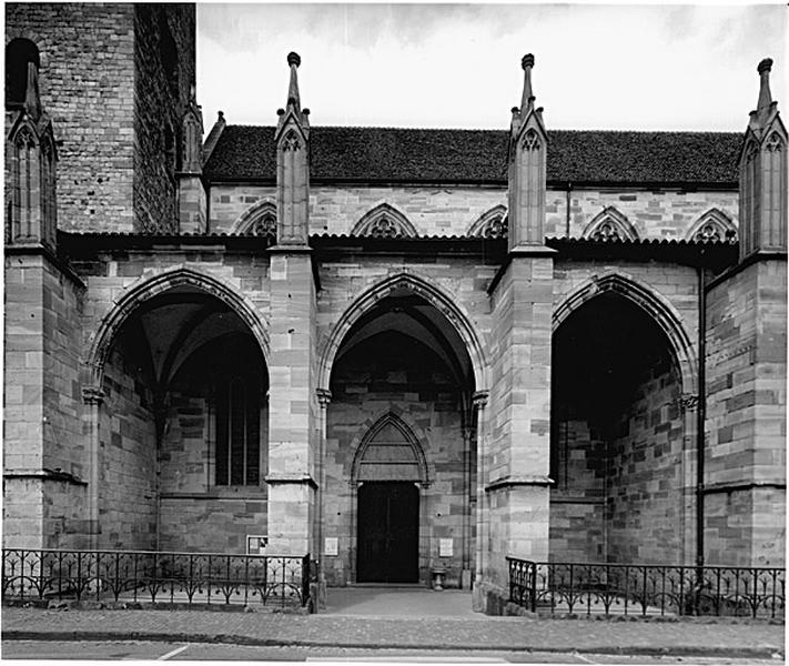 Vue d'ensemble du porche d'entrée (dans l'alignement du 2e bas-côté sud) avec porte d'entrée principale.