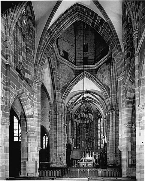 Vue de la dernière travée de la nef, de la croisée et du choeur.