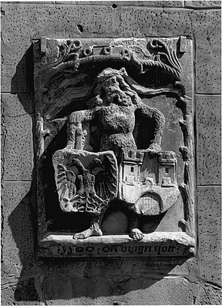 Vue du relief de l'homme sauvage avec armes de l'Empire et de la ville de Wissembourg.