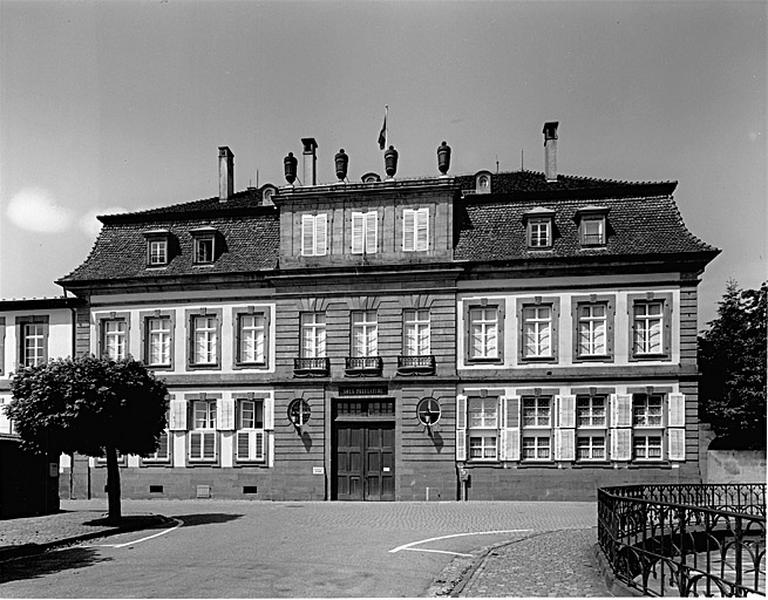 Vue d'ensemble de la façade sur rue.