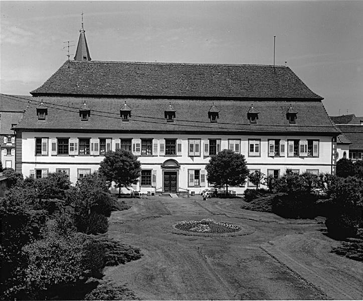 Vue d'ensemble de l'élévation sud sur jardin du corps du bâtiment sud.