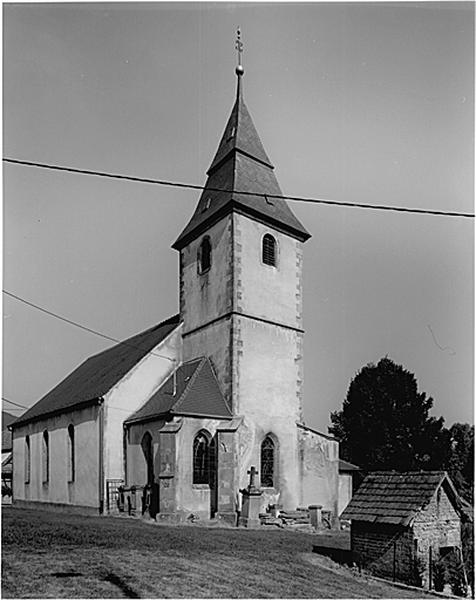 Vue d'ensemble des parties orientales avec sacristie et tour-choeur médiévales.