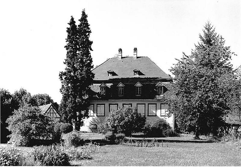 Vue d'ensemble de la façade sur jardin.