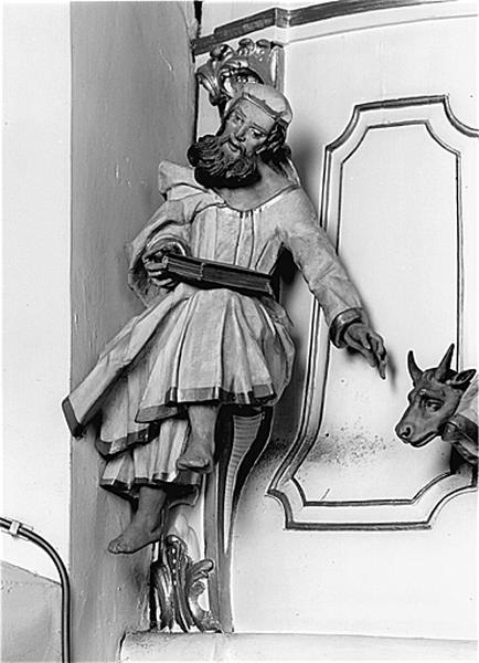 Vue de la statuette d'applique de saint Matthieu rapportée sur la cuve.