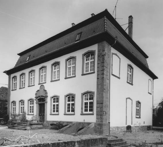 Vue d'ensemble de la façade antérieure.