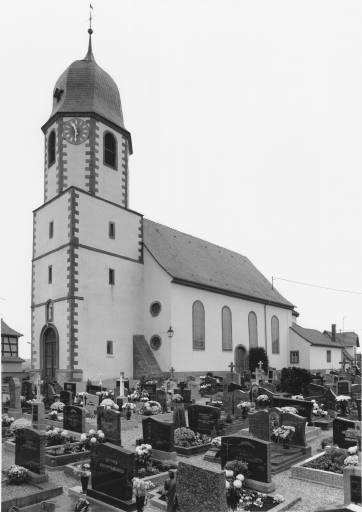 Vue d'ensemble sur cimetière des façades nord et est.