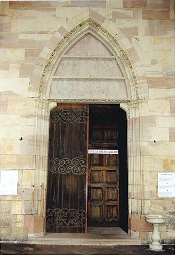 Vue d'ensemble de la porte du porche, vers le collatéral sud.