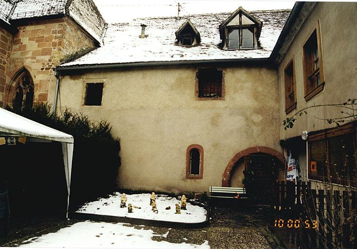 Elévation est du bâtiment abritant le passage, à gauche, et la chapelle à droite. Vue d'ensemble.