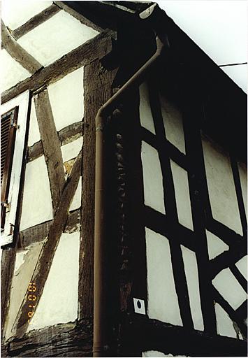 Vue du poteau cornier sculpté, avec date illisible, de l'ancienne ferme, 24 route de Wissembourg.