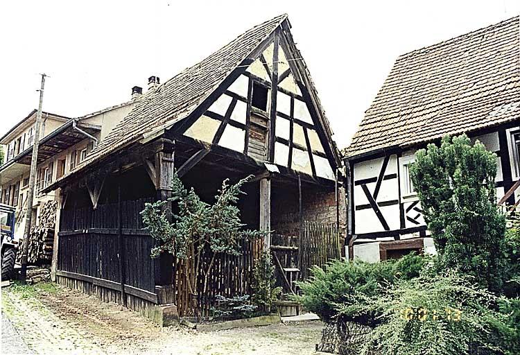 Vue du hangar et d'une partie du logis.