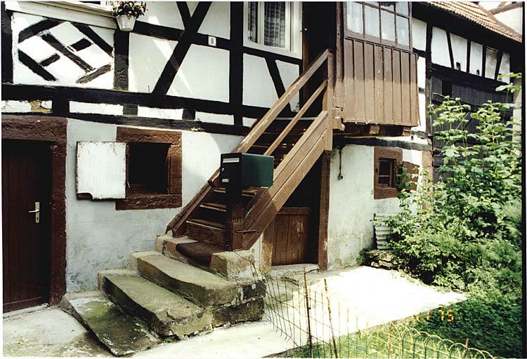 Vue partielle du logis avec cave et étable au rez-de-chaussée.