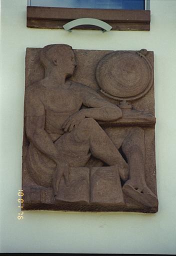 Ecole, rue des Ecoles : vue d'un relief sur la façade (en B sur la carte du patrimoine).
