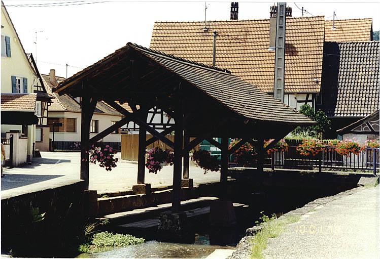 Vue d'ensemble du lavoir (C) sur le Heimbaechel, quai du Heimbach.