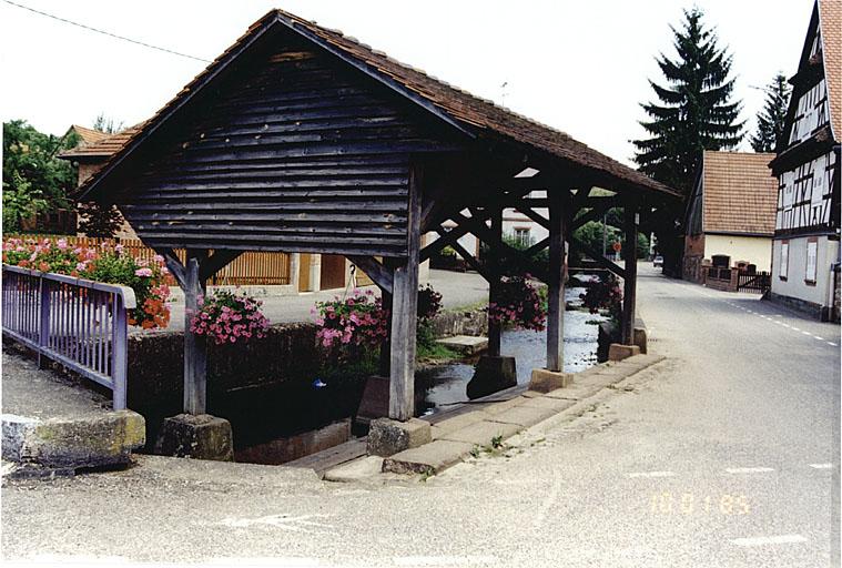Vue d'ensemble du lavoir (C) sur le Heimbaechel, quai du Heimbach.