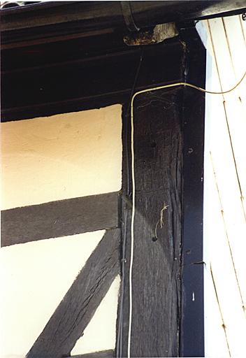 Vue du poteau cornier, avec date illisible, de l'ancienne ferme, 3 rue des Prés.