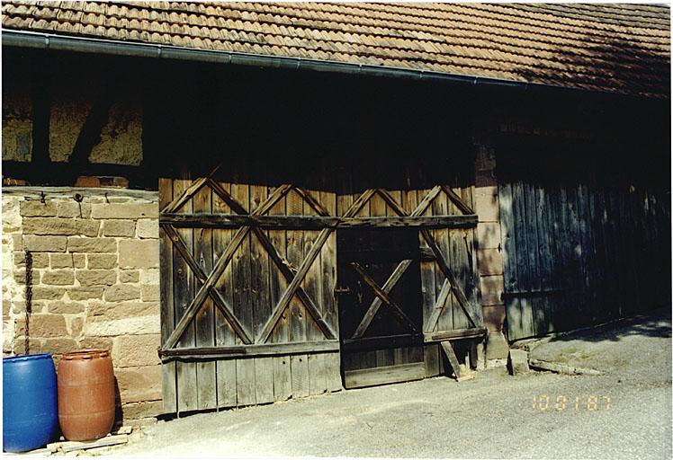 Vue de la grange (d'une ferme au logis dénaturé), 11 rue de la Montagne.