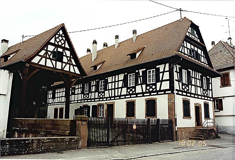 Vue d'ensemble depuis le sud-ouest, du corps de logis et du hangar.