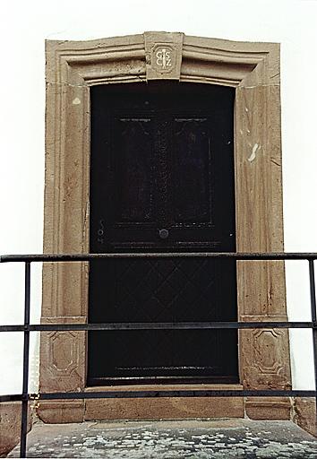 Logis : vue de la porte d'entrée côté route.