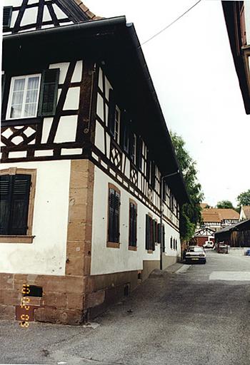 Logis : vue de l'angle sud-est et élévation est.