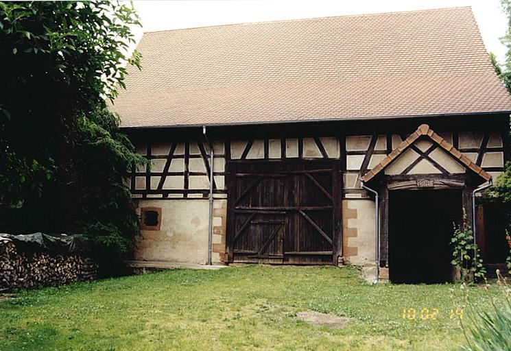 Vue d'ensemble de la grange avec étable et cave.
