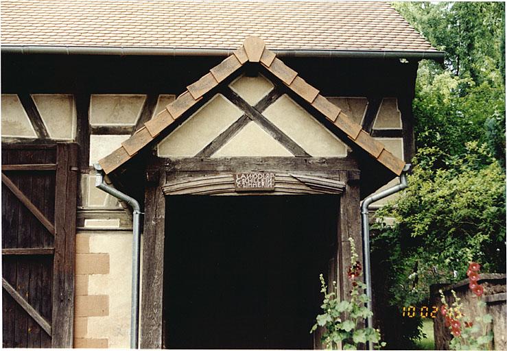 Vue du porche protégeant l'escalier de descente vers la cave.
