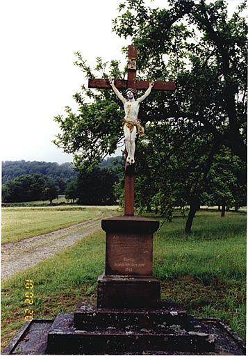 Vue d'ensemble de la croix de chemin (E), dite Rotekreuz, CD 503.