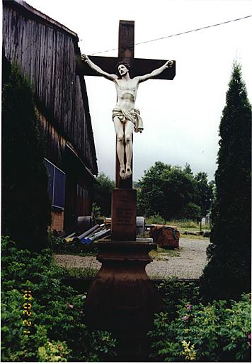 Vue d'ensemble de la croix de chemin (F), rue de Woerth.