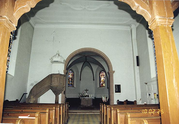 Vue de la nef et du choeur.