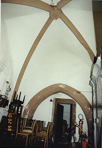 Ancienne tour-choeur : vue du rez-de-chaussée vers l'ancien arc triomphal.