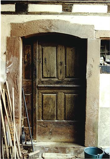 Vue de la porte de la cave avec vantaux de l'ancienne porte d'entrée.