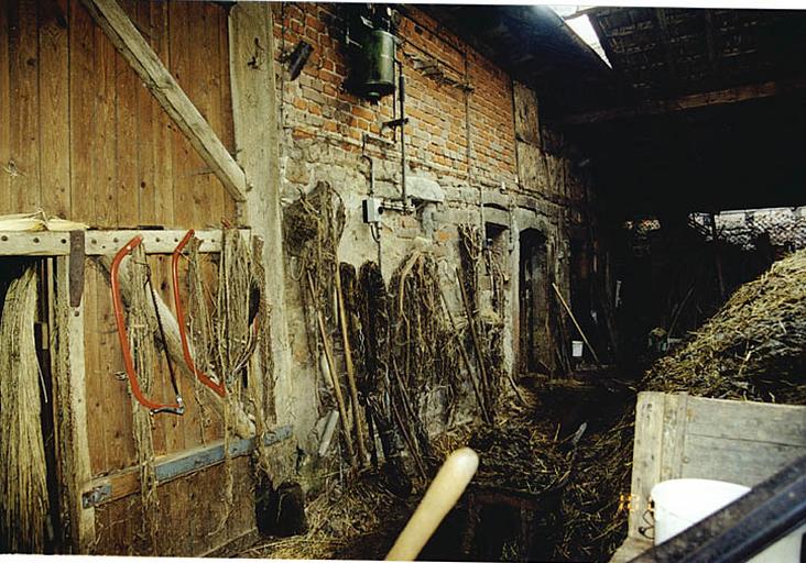 Vue partielle de la grange et des étables depuis le hangar.