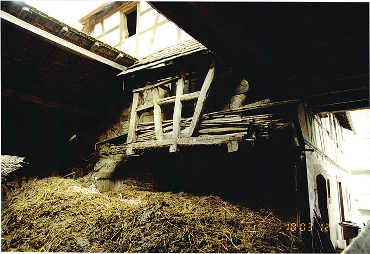 Vue de l'arrière du logis avec ancien poulailler suspendu, en pan de bois, au-dessus du fumier.