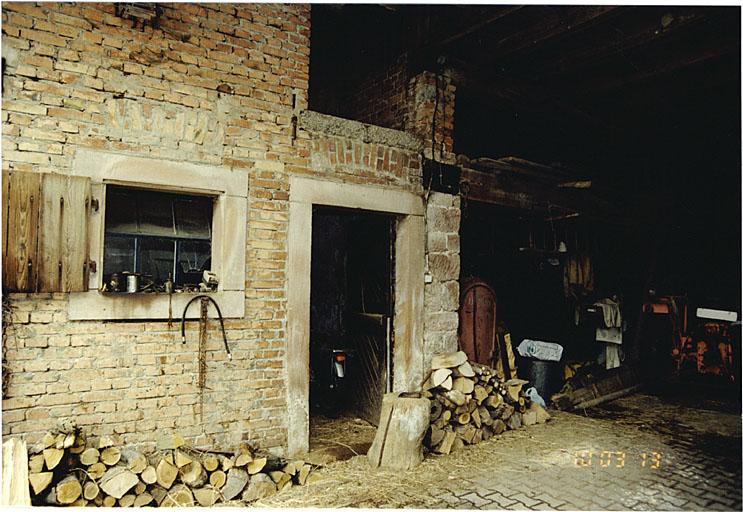 Vue partielle du hangar et de l'étable pour les chevaux.