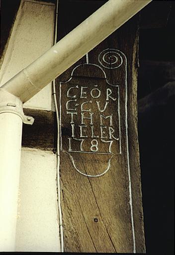 Logis : détail du poteau cornier.