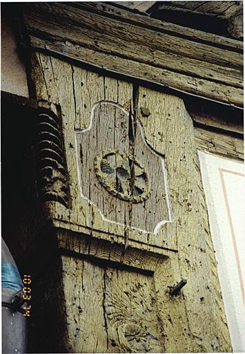 Détail d'un poteau cornier sculpté sur la maison, 11 rue de Bitche.