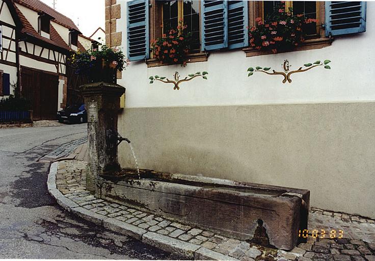 Vue d'ensemble de la fontaine-abreuvoir (H), rue de Bitche.