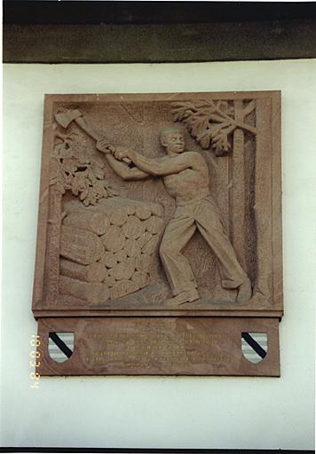 Mairie, rue de Bitche : vue d'un relief représentant un bûcheron.