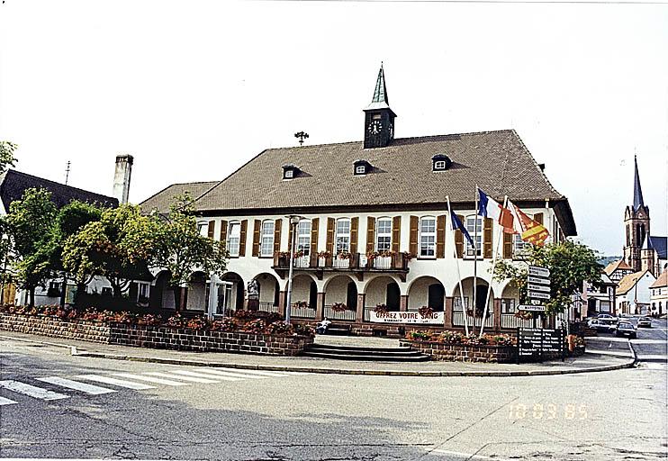 Vue de la mairie, rue de Bitche.