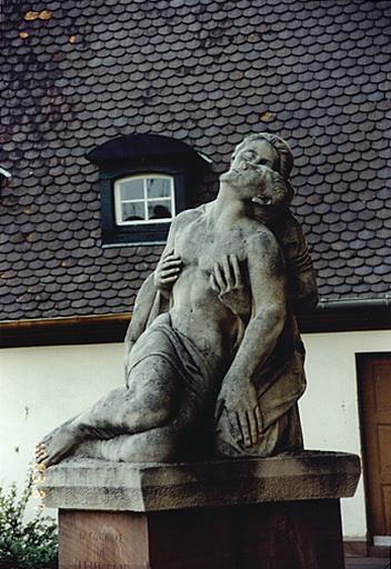 Vue du groupe sculpté de la fontaine avec monument aux morts des deux guerres (J), rue de Mattstall.