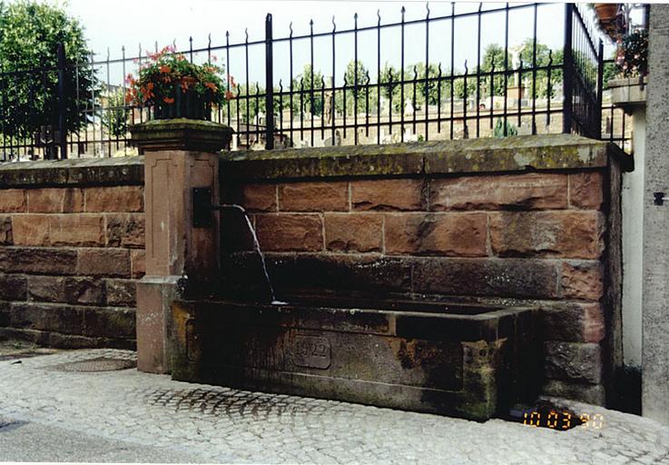 Vue d'ensemble de la fontaine-abreuvoir (K), rue de Wingen.