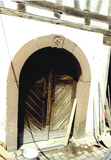 Ancienne ferme, 8 rue du Château. Vue de la porte de la cave située dans la dépendance du logis de 1877.