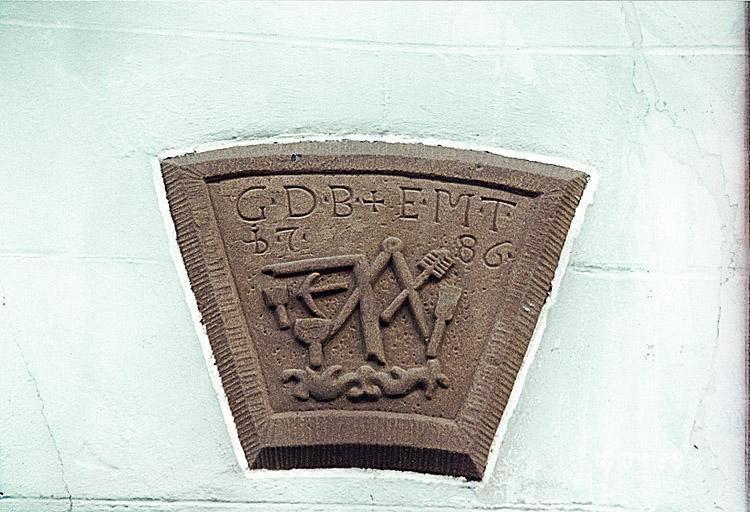 Ancienne ferme, 9 rue des Savetiers. Vue de l'emblème d'un tailleur de pierre de 1786.