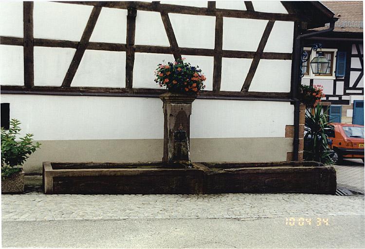 Vue d'ensemble de la fontaine-abreuvoir (O), rue des Savetiers.
