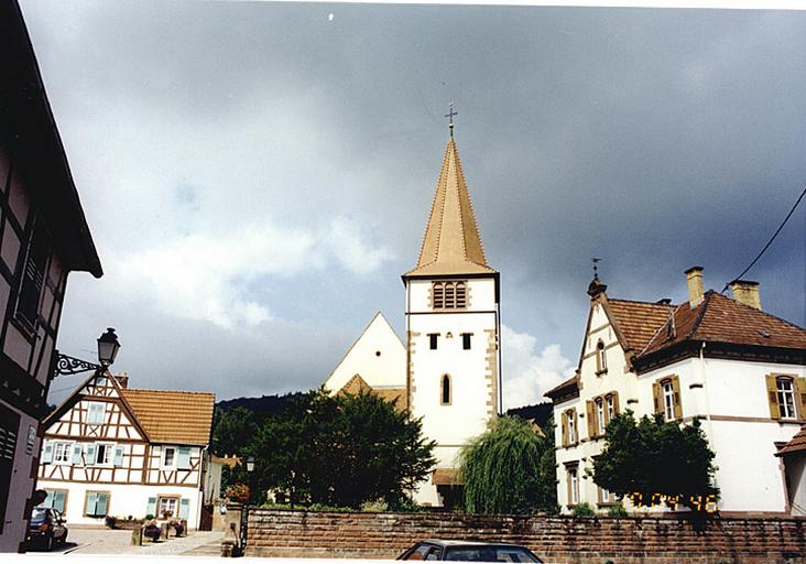 Vue de la rue du Château avec église et presbytère protestant.