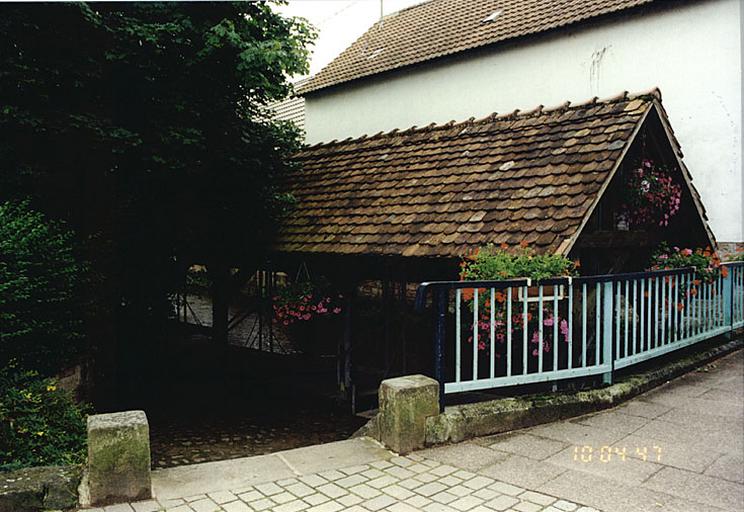 Vue d'ensemble depuis la rue du lavoir (P) sur la Sauer, rue de l'Eglise.